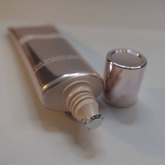 LA MER The Radiant SkinTint Broad Spectrum SPF 30 in Very Light - Picture 4 of 4